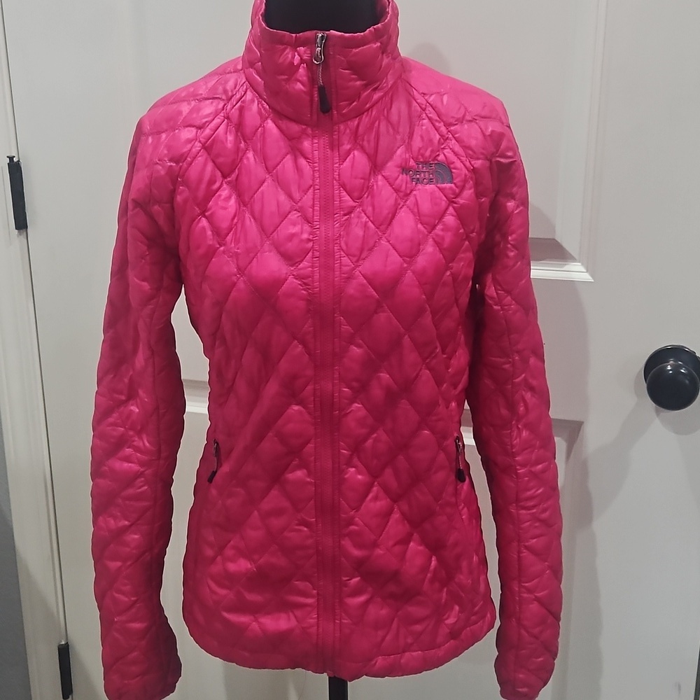 The North Face womens Thermaball bright pink puffer jacket size XS